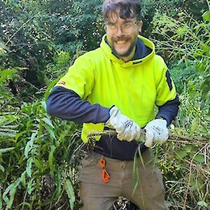 2025 January SIT student, Cam, takes the lead with the Friends of Kew Bush, organising a weed clearance day.